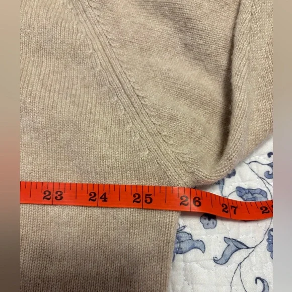 Men’s tan cashmere v-neck sweater XL Roundtree & Yorke “small stain” Super Soft! - Picture 5 of 9